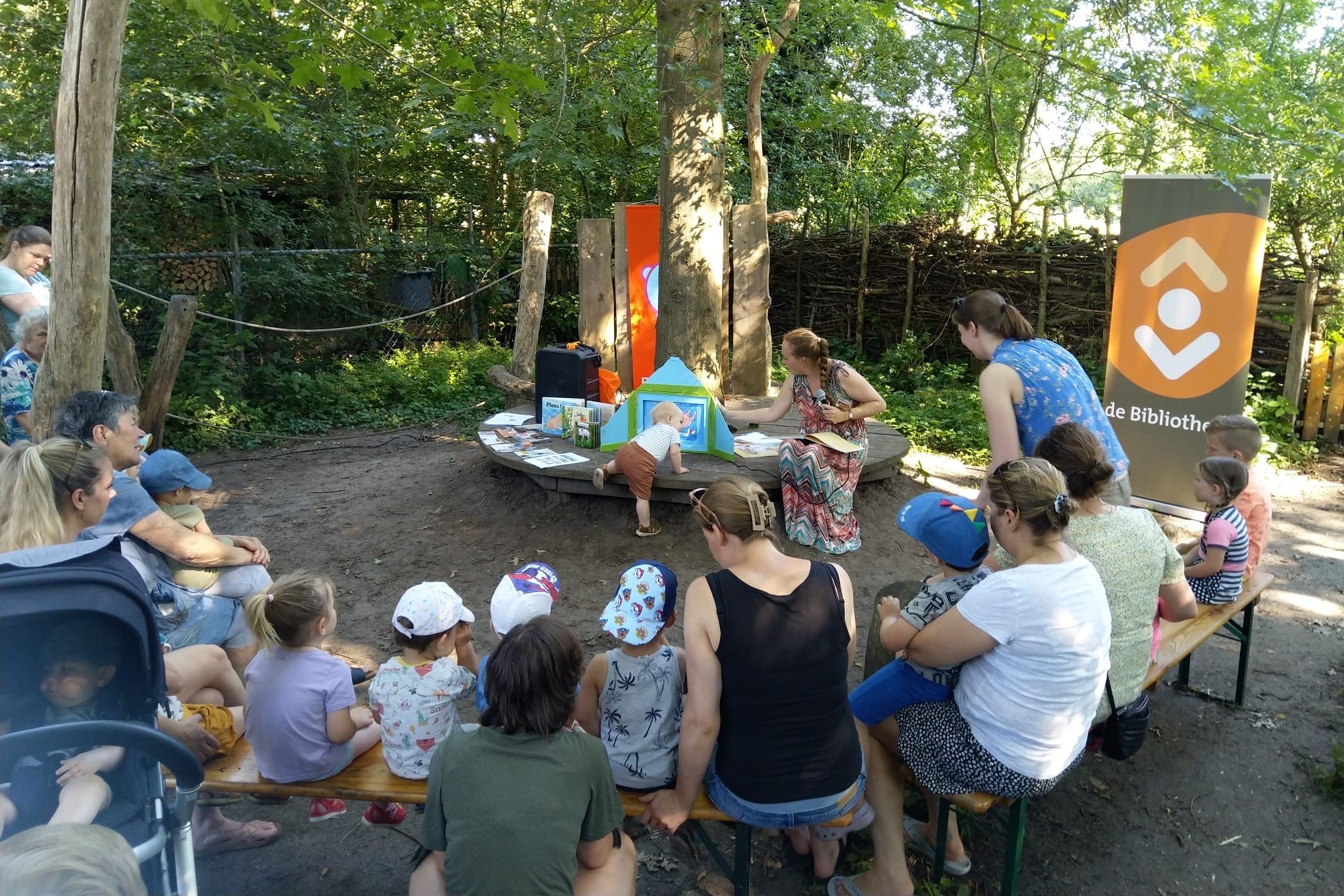 voorlezen bibliotheek in de Struintuin